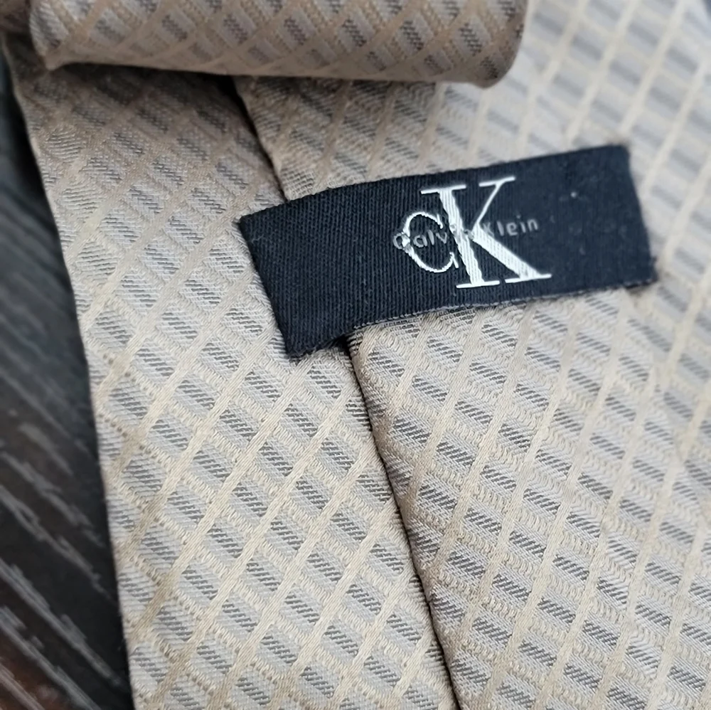 Calvin Klein Men's Tie dry clean only.